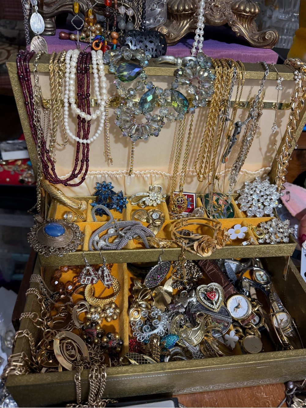 “ WONDERS FOUND “ VINTAGE JEWELRY POSHMARK SHOW 7PM ET GIFT FOR EVERY PURCHASE